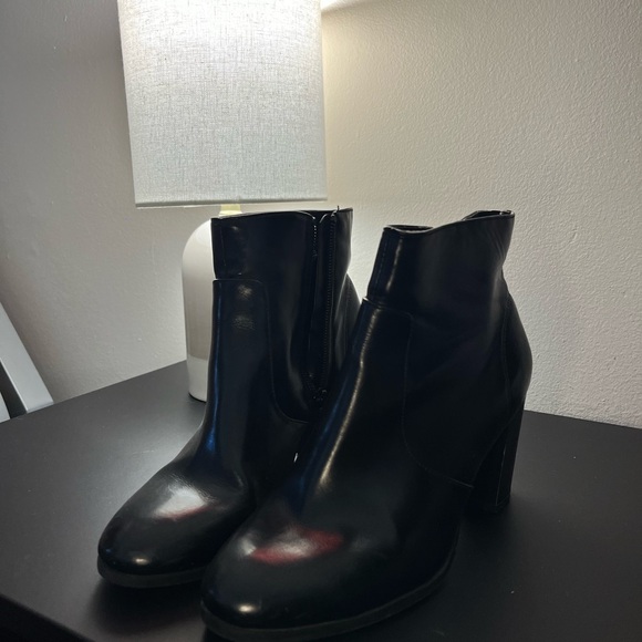✨Classy Booties✨ Size 5.5 - Picture 3 of 4